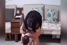 吃龙眼卡喉，老人使用海姆立克法救宝宝视频封面