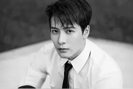 王嘉尔西装大片尽显绅士型格 眼神深邃充满故事感图片