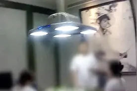 不顾防疫禁令聚众打麻将 被查关灯躲桌下……图片