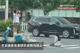 河源两女孩趴在马路口拍照，警方：已警告和口头教育图片
