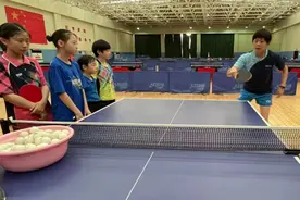 世界冠军师姐回咱滨州乒校了图片