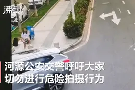 官方通报俩女孩斑马线上坐、躺拍照！“玩命拍照”要不得图片
