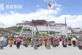 西藏和平解放70周年：布达拉宫广场举行群众联欢活动图片
