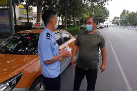 民警路遇求助者，热心办实事赢民赞图片