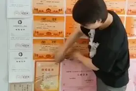 妈妈用俩孩子奖状装饰了整面电视墙，大型凡尔赛现场图片