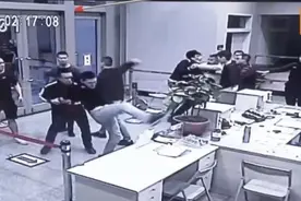 台湾黑帮成员冲进警局闹事：双方开庭前和解图片