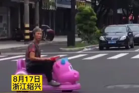 老奶奶开着玩具车溜达被交警拦下，奶奶：那我推着走图片