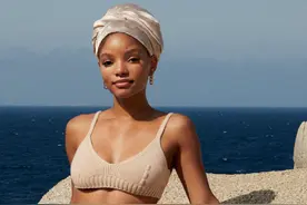 真人版《小美人鱼》哈莉·贝利 海滩写真笑容自信图片