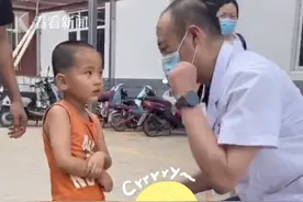 男孩手臂脱臼痛到挺不起腰 正骨之后瞬间"变脸"图片
