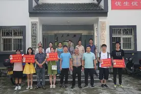 私营企业家秭归深山爱心助学图片