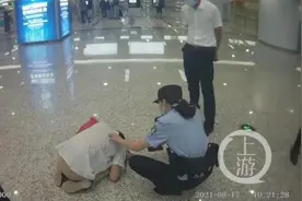 小伙火车站弄丢外婆跪地哭到抽搐！找到时老太太睡得正香图片
