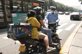 违法“摩电”四处乱窜 冰城交警重拳整治图片