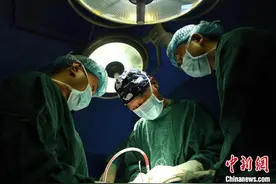 重庆：医生无影灯下攻坚克难图片