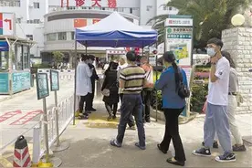 医院早高峰排长队？记者带你探究竟图片