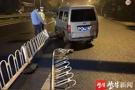 对面车辆滥用远光灯，面包车司机急刹撞上护栏图片