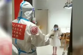 小女孩跳舞致谢上门核酸采样人员 医生感动泪奔：我家里也有女儿图片
