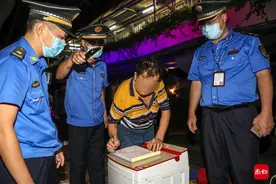 非法占道开洗车档？佛山公安联合城管依法取缔图片