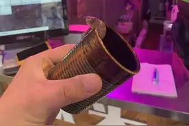 隔着屏幕都要吐了！男子烤肉店就餐时，喝出活的鼻涕虫...图片