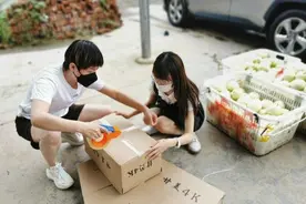 残疾瓜农香瓜滞销，他们自掏腰包买下在小区免费赠送图片