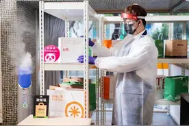 疫情冲击台湾民生，各行业撑不下去，老板都兼职跑外卖图片