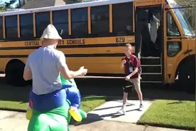 美国一哥哥连续六个月穿着奇装异服迎接弟弟放学图片