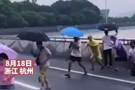 男子在钱塘观潮时不听路人劝阻 被潮水拍翻在地图片