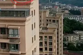 吓人！泉州一群孩子竟爬上高楼天台追逐打闹图片