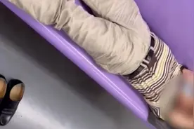 上海地铁一男子侧躺霸座，鞋被“偷”走扔进垃圾桶视频封面
