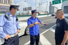 沪闵高架近莲花路处，上百辆机动车接受专项整治……图片