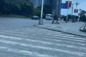 胆子真大！超级奶爸抱着小孩还开车……图片