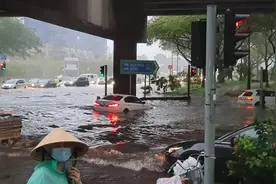 新加坡突降暴雨 民防部队紧急救援图片