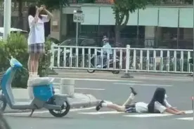 河源两名十几岁女孩斑马线爬行拍照：模仿网红博主，觉得好看视频封面