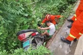 酒后骑电动车 男子连人带车扎进路边1米多深草丛图片