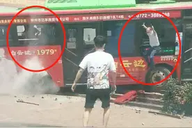 广西柳州一公交车冲进路边商铺 乘客跳窗逃生图片