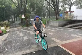 申城突降大雨，浑身淋个湿透的市民拨打“12345”提出了这个建议……图片