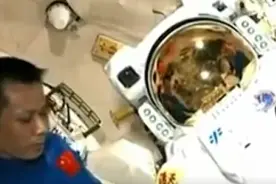 “飞天战袍”太帅了！舱外航天服的金色面窗其实有4层视频封面