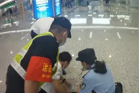 外婆走丢小伙坐地大哭，民警调监控帮找视频封面