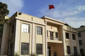 网友口中“好简陋”的中国驻阿使馆故事曝光：火箭弹从头顶飞过，为中国公民“抢”飞机撤离图片