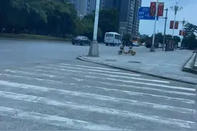 胆子真大！超级奶爸抱着小孩还开车......图片