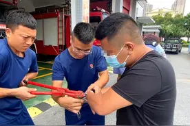 嫌犯的手铐打不开了，衡阳民警求助消防，3分钟后嫌犯脱了“银手镯”图片