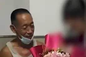 因面部缺陷被遗弃，女孩18年后考上医学院视频封面