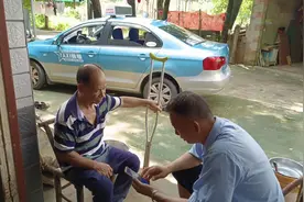 老人行动不便 长沙的哥免费接送3年图片