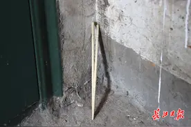为随手捡垃圾，她在小区摆了十多双筷子“筷子婆婆”清理楼道垃圾12年图片
