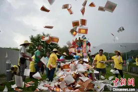 香港农历七月元朗锦田传统“盂兰胜会”图片