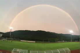 南京傍晚出现雨后巨型彩虹，你抓拍到了吗？图片