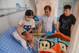 女子上班时突发脑溢血，住院月余花光积蓄陷入困境，用人单位：愿提供人道援助；劳务公司：已补缴社保费图片