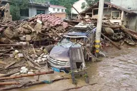商州遭遇暴雨袭击，洪水肆虐漫过路面冲走车辆，暂无人员伤亡图片