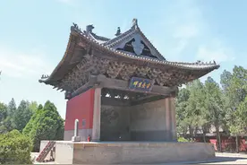 融通建筑艺术与声学技术的戏台图片