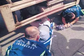 老人遭遇交通事故躺在车底 单纯拖拽容易加重伤情图片