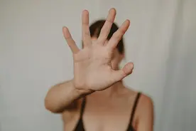 工作群里发黄段子算性骚扰吗？关于职场性骚扰，这些知识很重要图片